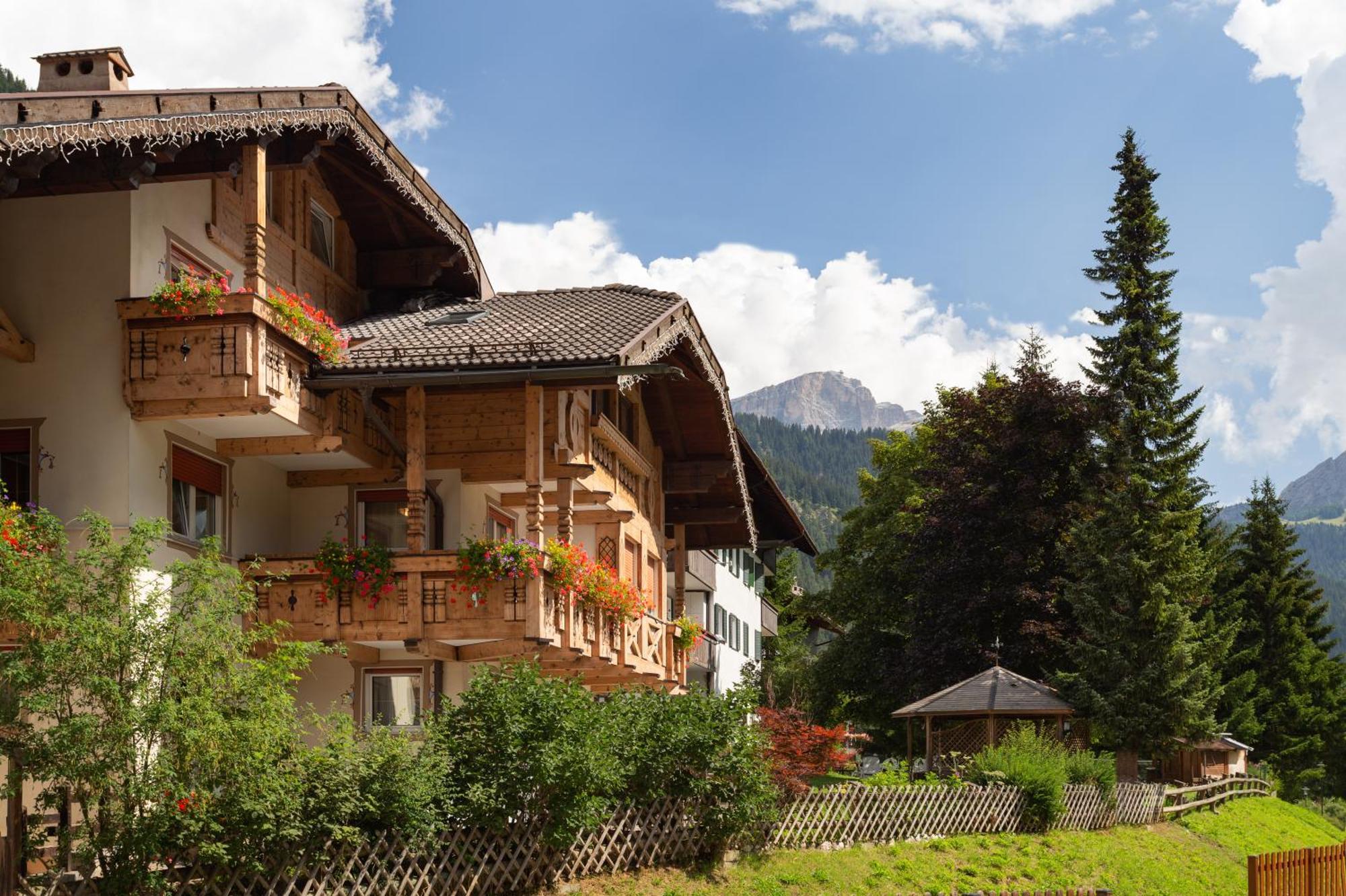 Appartamenti Ladina Campitello di Fassa Bagian luar foto