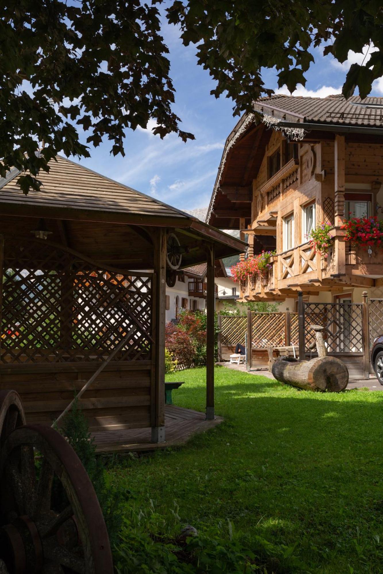 Appartamenti Ladina Campitello di Fassa Bagian luar foto