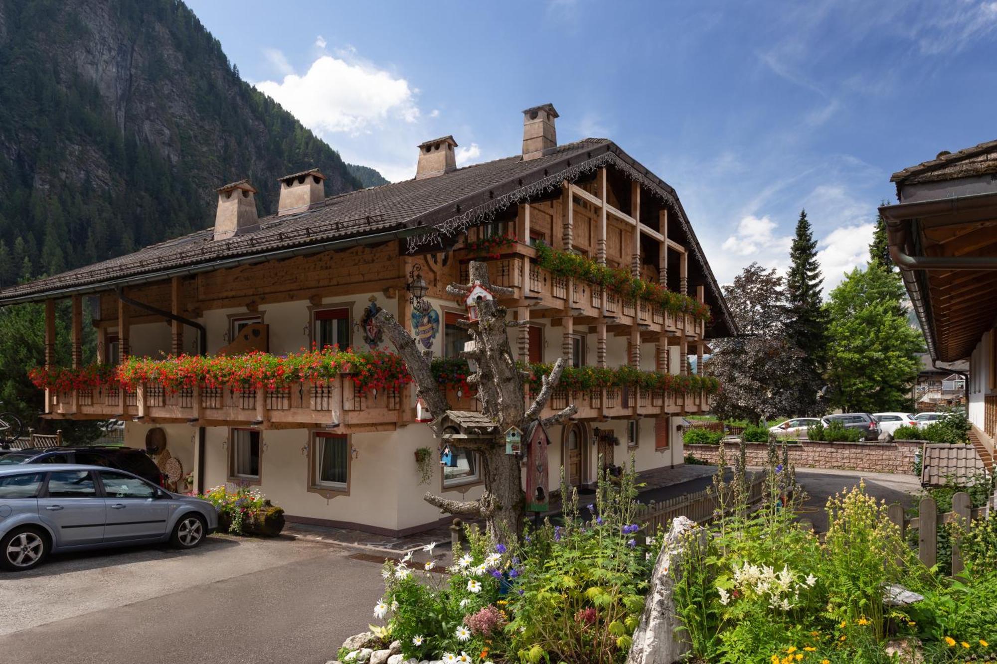 Appartamenti Ladina Campitello di Fassa Bagian luar foto