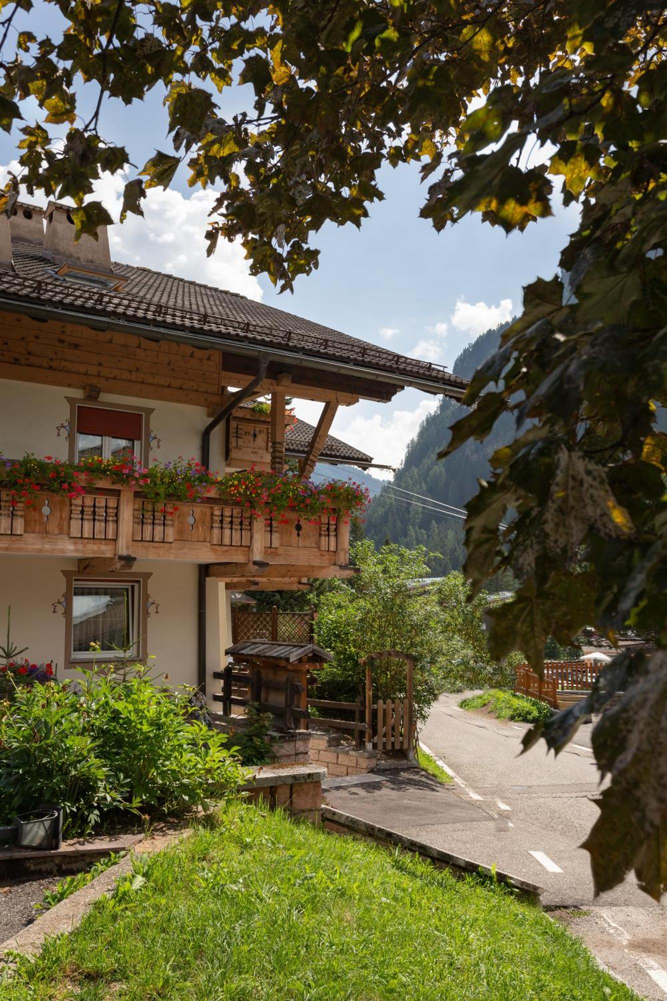 Appartamenti Ladina Campitello di Fassa Bagian luar foto